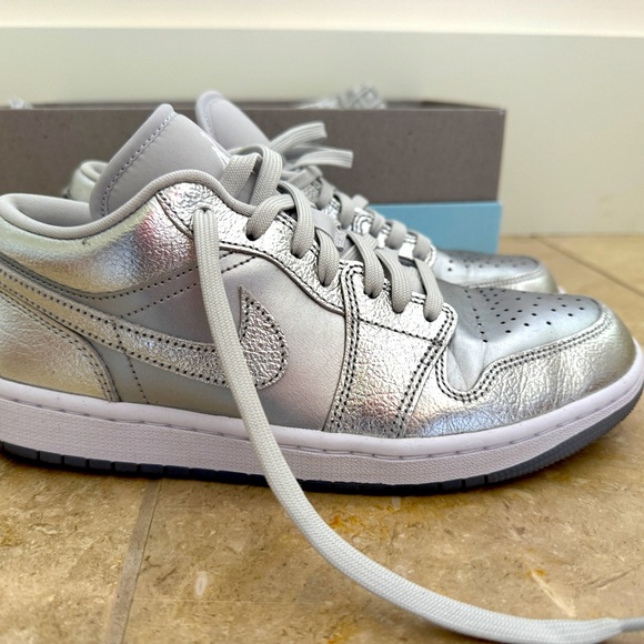 Air Jordan 1 Metallic Silver sneakers - Picture 5 of 11